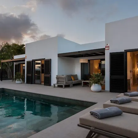 Luxurious Acebo 4 Bed, 4 Bath, Private Pool فيلة *