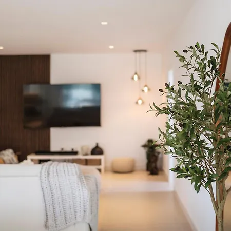 Luxurious Acebo 4 Bed, 4 Bath, Private Pool فيلة *